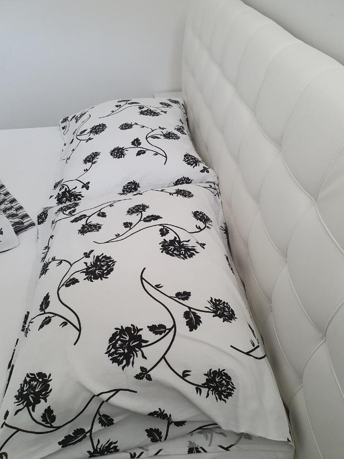 Apartments Ljubic パグ エクステリア 写真